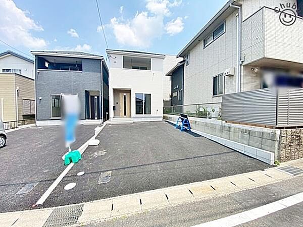 お車は2台駐車可能(車種による)！ぜひ現地にて、実際の建物・駐車・環境・街並み・日当たりなどなどご確認ください！平日・お仕事帰りなど、いつでもご案内できますので、お気軽にお問い合わせください！