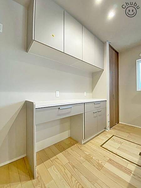 カップボードがあるので、電子レンジやトースター、炊飯器などの電化製品の収納にも便利です。見た目もスッキリ！収納スペースも充実しているのでキッチンが片付きます。
