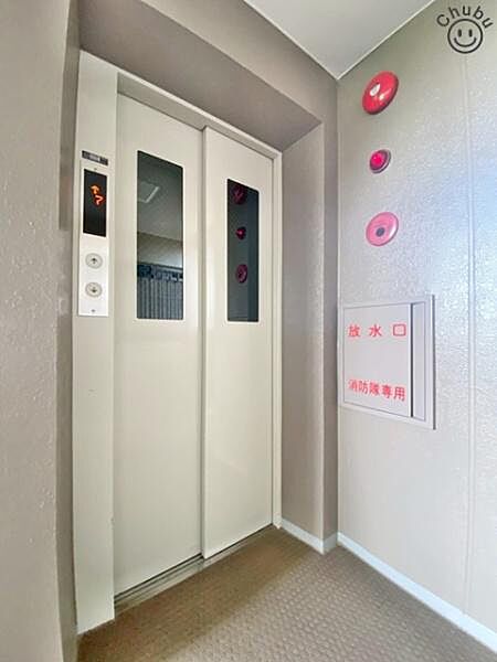 荷物を持った帰宅も安心のエレベーターつき