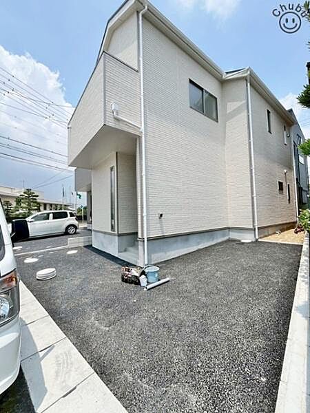 お車は2台駐車可能(車種による)！ぜひ現地にて、実際の建物・駐車・環境・街並み・日当たりなどなどご確認ください！平日・お仕事帰りなど、いつでもご案内できますので、お気軽にお問い合わせください！
