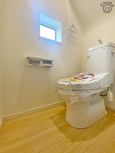 スタンダードな手洗いタンク一体型トイレ！いつも清潔にお使いいただけるよう温水洗浄暖房便座付きのため、快適な毎日を送ることができます！トイレは2ヶ所あるので、忙しい朝の混雑時もスムーズなため大活躍！