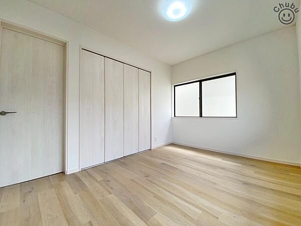家族一人ひとりにあわせたプライベートな空間。充分な広さとクローゼットを設置したお部屋はお子様の成長を促します！お子様の成長を支える、勉強や好きなことに没頭する学びの空間にピッタリです！