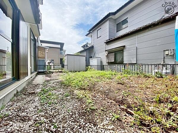 お庭はお子様の遊び場にもピッタリ！自宅なら安心です。ペットの日光浴やグリーンを育てたり、日当たりの良いお庭は様々な利用が可能です。アウトドアチェアを置けばホッと一息つける空間にも変わります！