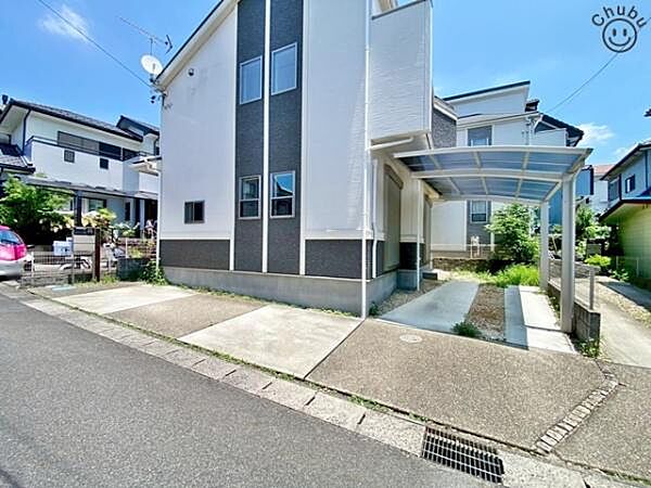 お車は3台駐車可能(車種による)！ぜひ現地にて、実際の建物・環境・街並み・日当たりなどなどご確認下さい！平日・お仕事帰りなど、いつでもご案内できますので、お気軽にお問い合わせ下さい！