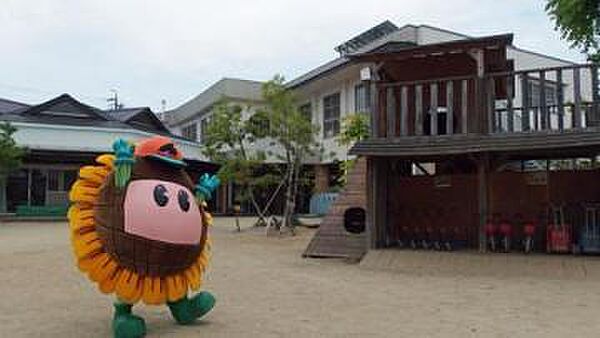 井上幼稚園まで740m