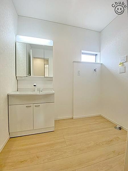 窓もあり風通しのよい洗面脱衣室　鏡の裏にたくさんの小物をしまえる全収納タイプの洗面台です！収納力と機能性に優れた使いやすい設備で、朝の慌ただしい時間でも身支度を快適スムーズに行えます！
