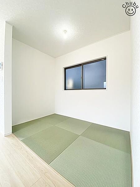 リビングに隣接した和室は小さなお子様の遊び場やお昼寝スペース、洗濯物を畳んだりとミセスコーナーとしても使えます。来客時の客室としても利用できるため、あると便利な使い勝手の良い空間です！