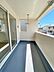バルコニー：建物の内側に設置されるインナーバルコニーは、天候の影響を受けにくく、急な雨でも洗濯物が濡れにくくなり安心です！お洗濯だけでなく、ちょっとしたリラックスができるゆとりある空間になりそうです！