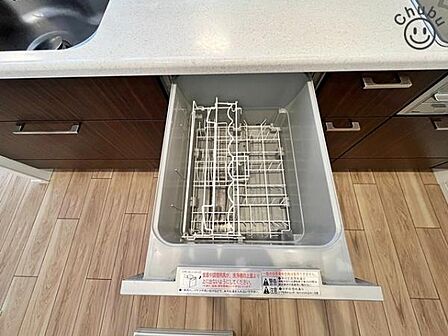 食器洗い乾燥機　食後の家事負担軽減だけでなく節水にも役立ちます！空いた時間をほかの家事にあてることが可能です。 食洗機は食器を洗いながら庫内も洗っているので、使用後のお手入れに手間がかかりません。