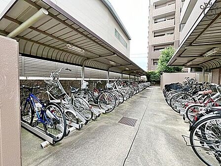 屋根付き駐輪場　雨が降っても屋根付きで安心です。