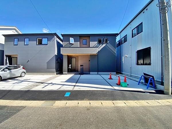 お車は3台駐車可能(車種による)！ぜひ現地にて、実際の建物・駐車・環境・街並み・日当たりなどなどご確認ください！平日・お仕事帰りなど、いつでもご案内できますので、お気軽にお問い合わせください！