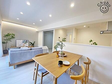 LDK　キッチンと一体化したリビングは家族みんなが自然と料理に参加したり、片づけたりしながらコミュニケーションがとれます。落ち着いた色でコーディネートのため、自然とみんなが集いたくなる空間。