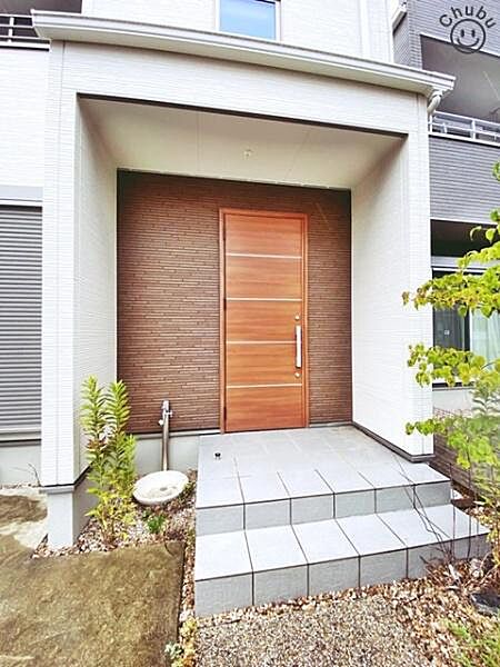雨の日に安心な屋根付きの玄関ポーチ　上質感漂う玄関へのアプローチ。流行に左右されず、将来にわたって価値が継続する「上質」な佇まい。暮らしを豊かにしてくれる住空間を実現しております！