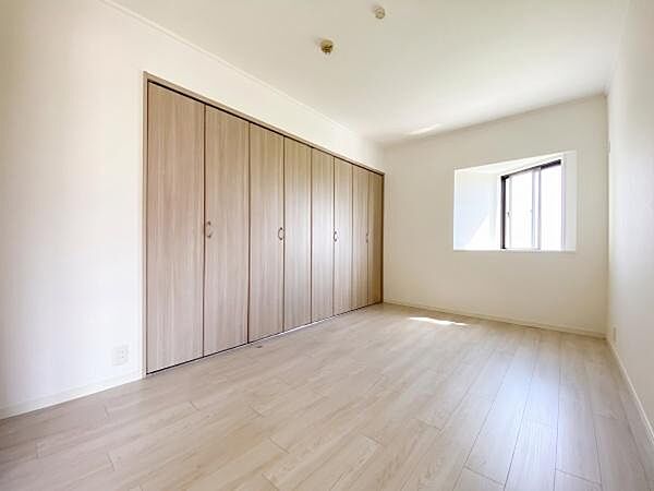 寝室　家族一人ひとりのプライベートな空間。東向きに配置された出窓からは朝陽が差し込む快適なプライベートスペースになりそうです。心地よくお過ごしいただける室内です！