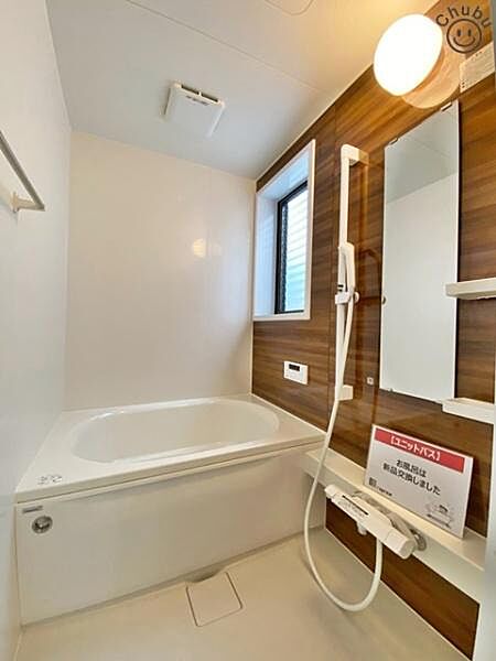 浴室乾燥機付きのバスルーム。　雨や梅雨の時期でも快適にお洗濯ができるだけなく、冬の寒い日は暖めておくとヒートショック対策にもなります！ゆったり入れる浴槽は一日の疲れを癒してくれる場所です！