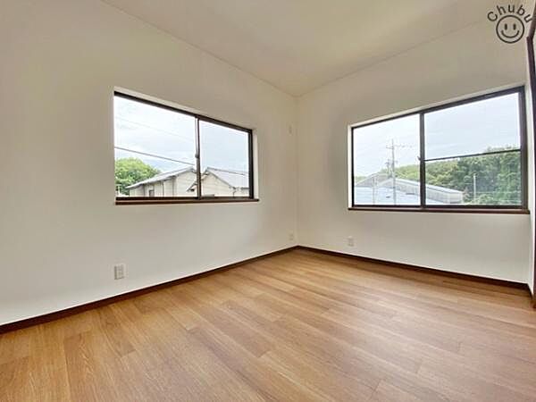 洋室　家族一人ひとりのプライベートな空間。2面採光の明るい洋室は日差しが注ぎこんで快適なプライベートスペースになりそうです。通風も良好なため、心地よくお過ごしいただける室内です！