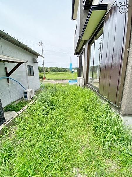 お庭はお子様の遊び場にもピッタリ！自宅なら安心です。ペットの日光浴やグリーンを育てたり、日当たりの良いお庭は様々な利用が可能です。アウトドアチェアを置けばホッと一息つける空間にも変わります！