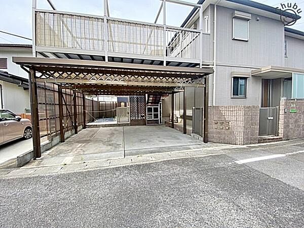 お車は3台駐車可能(車種による)！ぜひ現地にて、実際の建物・駐車・環境・街並み・日当たりなどなどご確認ください！平日・お仕事帰りなど、いつでもご案内できますので、お気軽にお問い合わせください！