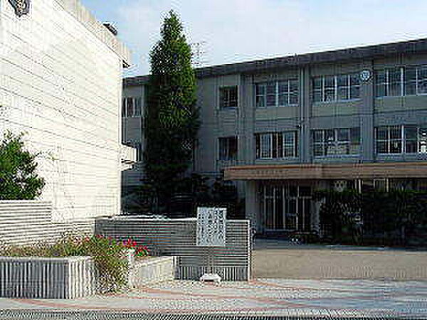 豊田市立猿投中学校まで2700m