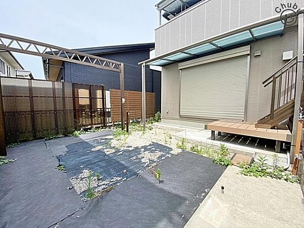 お庭はお子様の遊び場にもピッタリ！自宅なら安心です。ペットの日光浴やグリーンを育てたり、日当たりの良いお庭は様々な利用が可能です。アウトドアチェアを置けばホッと一息つける空間にも変わります！