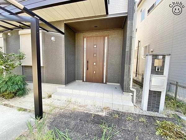 雨の日に安心な屋根付きの玄関ポーチ　上質感漂う玄関へのアプローチ。流行に左右されず、将来にわたって価値が継続する「上質」な佇まい。暮らしを豊かにしてくれる住空間を実現しております！
