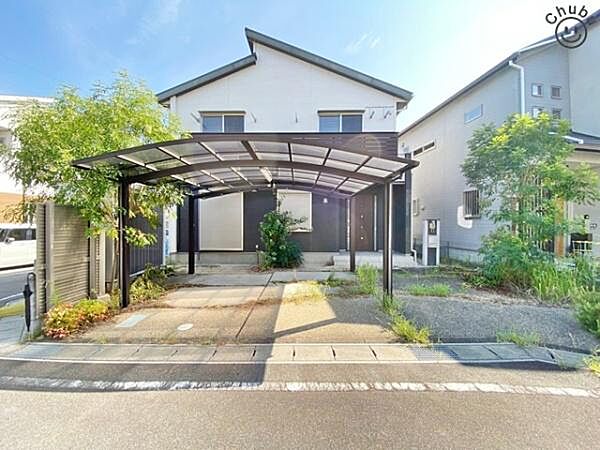 お車は3台駐車可能(車種による)！ぜひ現地にて、実際の建物・駐車・環境・街並み・日当たりなどなどご確認ください！平日・お仕事帰りなど、いつでもご案内できますので、お気軽にお問い合わせください！
