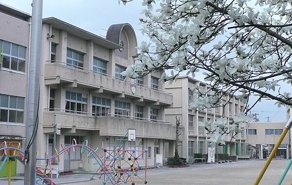 岡崎市立藤川小学校まで1400m