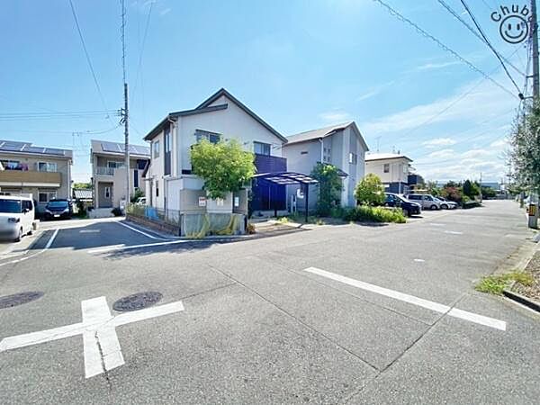 接道：南西側公道約6ｍ、北西側公道約5ｍ　ぜひ現地にて、環境・街並み・日当たりなどなどご確認ください！平日・お仕事帰りなど、いつでもご案内できますので、お気軽にお問い合わせください！