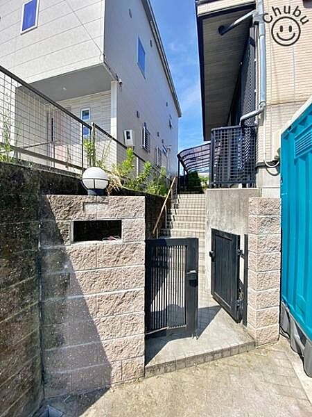 雨の日に安心な屋根付きの玄関ポーチ　上質感漂う玄関へのアプローチ。流行に左右されず、将来にわたって価値が継続する「上質」な佇まい。暮らしを豊かにしてくれる住空間を実現しております！