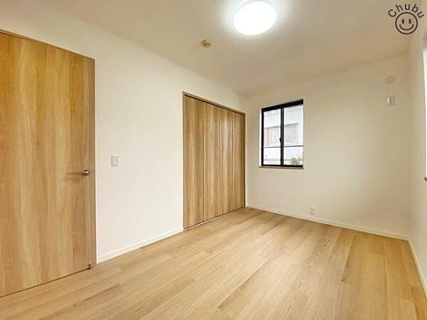 洋室　家族一人ひとりにあわせたプライベートな空間。充分な広さと収納を設置したお部屋はお子様の成長を促します！お子様の成長を支える、勉強や好きなことに没頭する学びの空間にピッタリです！
