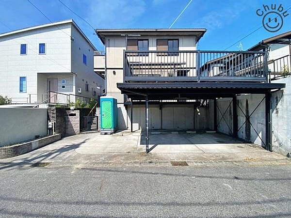お車は2台駐車可能(車種による)！ぜひ現地にて、実際の建物・環境・街並み・日当たりなどなどご確認下さい！平日・お仕事帰りなど、いつでもご案内できますので、お気軽にお問い合わせ下さい！