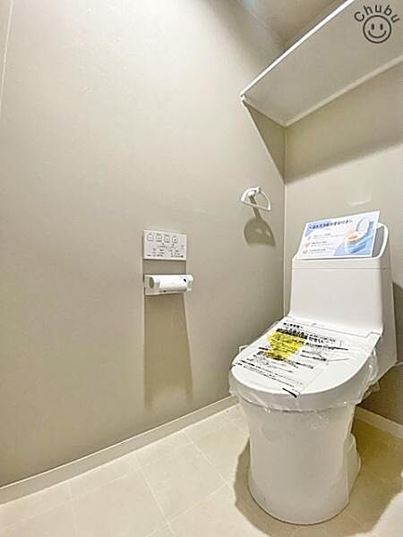 スタンダードな手洗いタンク一体型トイレ！いつも清潔にお使いいただけるよう温水洗浄暖房便座付きのため、快適な毎日を送ることができます！