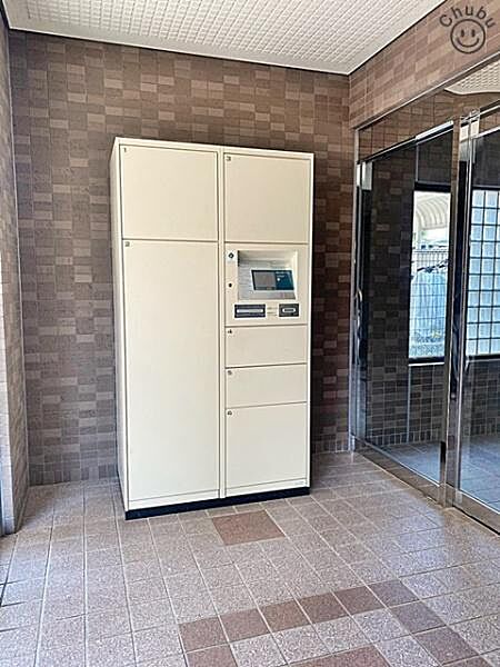 不在時の荷物受取に便利な宅配ボックス。宅配ボックスに荷物を配達してもらうことができれば、再配達の手配をしたり到着を再度待ったりすることなく、迅速に荷物を受け取れます。お仕事で忙しい方も安心な設備です。