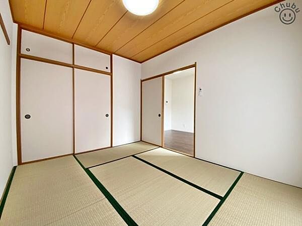 リビングに隣接した和室は小さなお子様の遊び場やお昼寝スペース、洗濯物を畳んだりとミセスコーナーとしても使えます。来客時の客室としても利用できるため、あると便利な使い勝手の良い空間です！