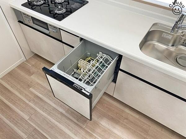 食器洗い乾燥機　食後の家事負担軽減だけでなく節水にも役立ちます！空いた時間をほかの家事にあてることが可能です。 食洗機は食器を洗いながら庫内も洗っているので、使用後のお手入れに手間がかかりません。