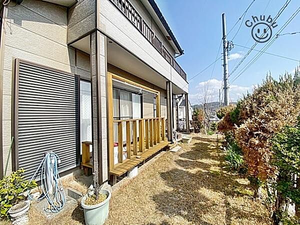 お庭はペットの日光浴やグリーンを育てたり、日当たりの良いお庭は様々な利用が可能です。アウトドアチェアを置けばホッと一息つける空間にも変わります！