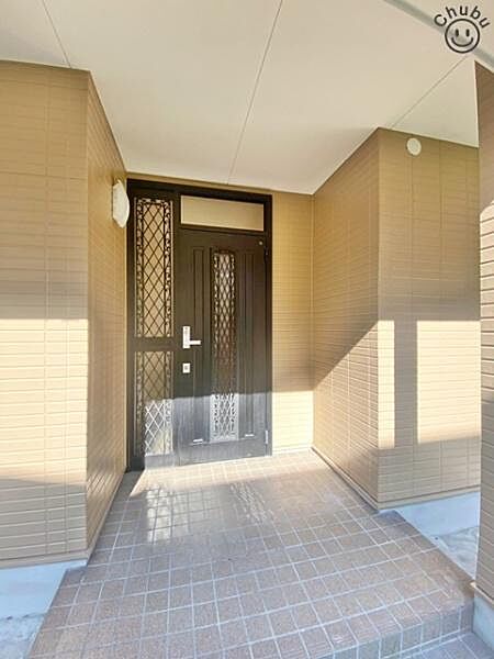 雨の日に安心な屋根付きの玄関ポーチ　上質感漂う玄関へのアプローチ。流行に左右されず、将来にわたって価値が継続する「上質」な佇まい。暮らしを豊かにしてくれる住空間を実現しております！