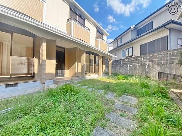 お庭はお子様の遊び場にもピッタリ！自宅なら安心です。ペットの日光浴やグリーンを育てたり、日当たりの良いお庭は様々な利用が可能です。アウトドアチェアを置けばホッと一息つける空間にも変わります！