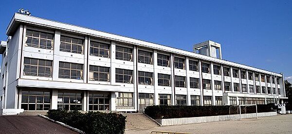 みよし市立中部小学校まで670m