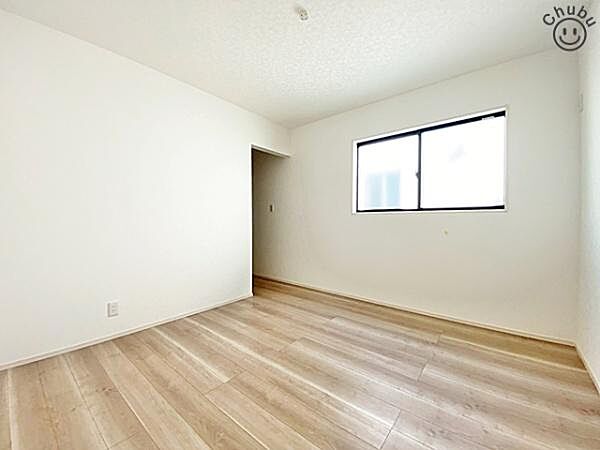 家族一人ひとりにあわせたプライベートな空間。充分な広さとクローゼットを設置したお部屋はお子様の成長を促します！お子様の成長を支える、勉強や好きなことに没頭する学びの空間にピッタリです！