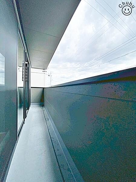 日当たりも良く、毎日のお洗濯が楽しくなりそうなバルコニー！家族分の洗濯物もしっかり干せます。お布団も手軽に干せていつもポカポカ陽気に包まれます。洗濯物も早く乾きそうです！