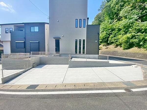 お車は3台駐車可能(車種による)！ぜひ現地にて、実際の建物・環境・街並み・日当たりなどなどご確認下さい！平日・お仕事帰りなど、いつでもご案内できますので、お気軽にお問い合わせ下さい！