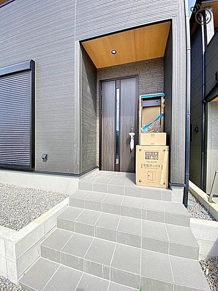 雨の日に安心な屋根付きの玄関ポーチ　上質感漂う玄関へのアプローチ。流行に左右されず、将来にわたって価値が継続する「上質」な佇まい。暮らしを豊かにしてくれる住空間を実現しております！