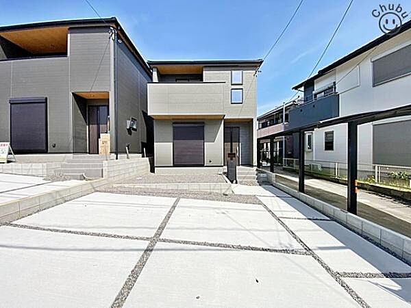 お車は2台駐車可能(車種による)！ぜひ現地にて、実際の建物・駐車・環境・街並み・日当たりなどなどご確認ください！平日・お仕事帰りなど、いつでもご案内できますので、お気軽にお問い合わせください！