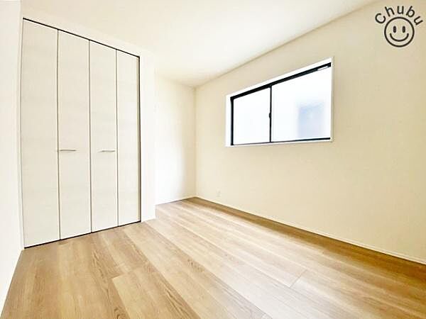 1Fの独立した洋室です。収納もありお部屋はスッキリ片付きます。