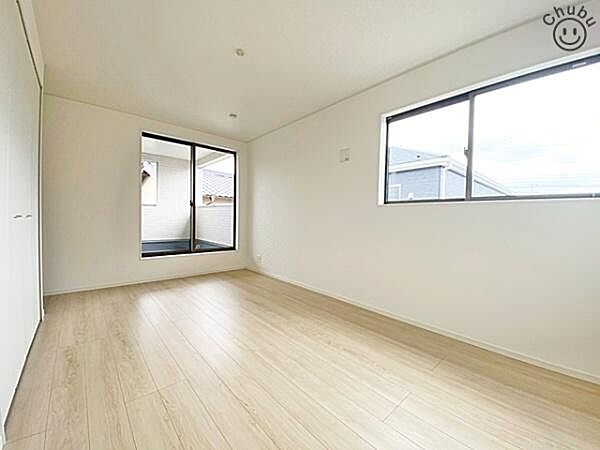 寝室　バルコニーへ出られる大きな窓からは、陽射しが注ぎ込み、気持ちの良い風が流れ込みます！落ち着いた色でコーディネートされた寝室は、1日の疲れを癒すことができるいつも快適な空間です！