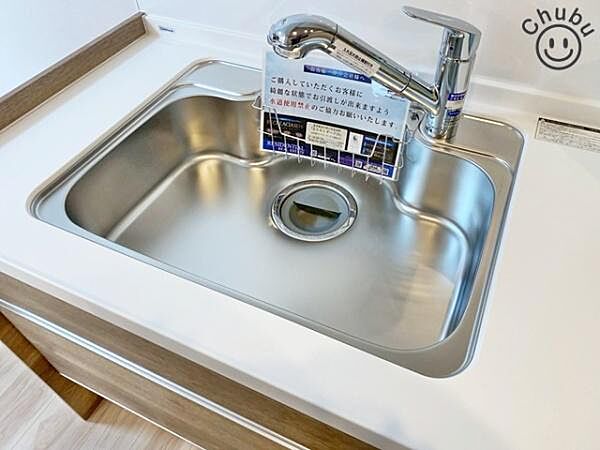 水栓と浄水器が一体のオールインワン浄水栓。ホースを引き出して洗えるハンドシャワーと多機能設計です