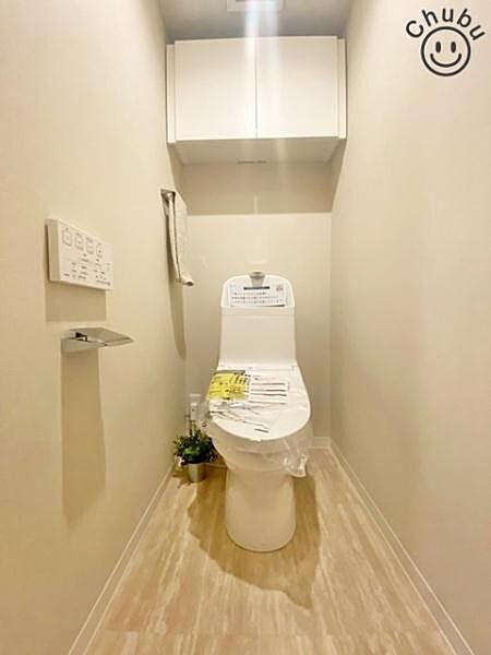 スタンダードな手洗いタンク一体型トイレ！いつも清潔にお使いいただけるよう温水洗浄暖房便座付きのため、快適な毎日を送ることができます！