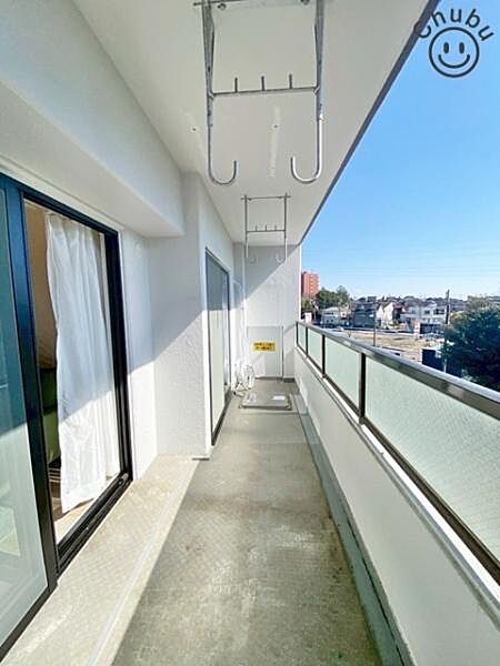 日当たりも良く、毎日のお洗濯が楽しくなりそうなバルコニー！広々しているため家族分の洗濯物もしっかり干せます。お布団も手軽に干せていつもポカポカ陽気に包まれます。洗濯物も早く乾きそうです！