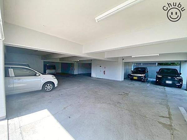 お車は1台駐車可能！ぜひ現地にて、実際の建物・駐車・環境・街並み・日当たりなどなどご確認ください！平日・お仕事帰りなど、いつでもご案内できますので、お気軽にお問い合わせください！